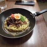 Unohananoyakisobaya - 焼きラーメンは豪快にフライパンのまま提供されます 2013.11