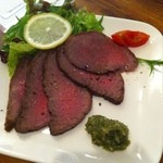カフェ＆ビア　あるかアるか - 一周年特別限定価格にて、葉わさび添えローストビーフ。わさびが苦手なわたしなのに、やっぱり辛いのに、でもクセになる。