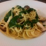 ヴィア トスカネッラ - ツナとシメジのガーリックソース　バジルペーストがけ（2013.11）