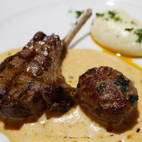 アピシウス - オーストラリア産仔羊の背肉と挽肉のグリエ　ショロンソース