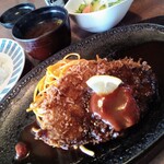 スオー - デミグラスソースの上にトマトケチャップ