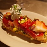 トロワ コパン - ブルークリームチーズとイチゴのタルト