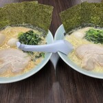 横浜家系ラーメン 魂心家 - 右が塩、左が味噌