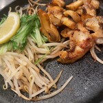 Hiroshima Fuu Okonomiyaki Momijiya - つぶ貝 880円　つぶ貝のコリコリとモヤシのシャキシャキが醤油と合っていて美味い。