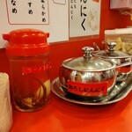 横浜家系ラーメン 大輝家 - 卓上の薬味類