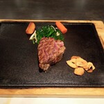 備長炭ステーキ炉　Sakai - 熱々の鉄板です。