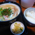 学舎 麺乃家 - ランチタイムでごはん無料　お漬物のサービスでした