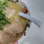 ラーメンやまもと - 右半身  チャーシューが４枚も！