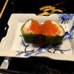 食彩播 - 青菜塩漬けの巻き寿司イクラ乗せ