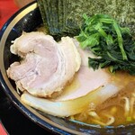 家系ラーメン大輝家 日吉店 - チャーシューはデフォはモモのスモーク。バラはオプション。