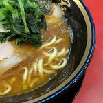 家系ラーメン大輝家 日吉店 - 濃度が高めで醤油感も強めのスープ。