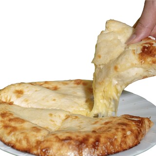 Melty cheese♪ The popular freshly made cheese naan is a delight