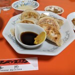 中華料理 香州 - 定番の焼き餃子！一つ一つがデカい！