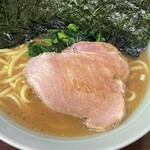 岡村屋 - チャーシューはモモで硬めな食感。