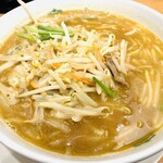 日高屋 - 味噌ラーメン。割と具沢山。