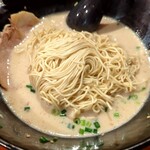 博多ラーメン 亀八 - 替え玉を丼に投入♪♪