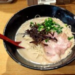 博多ラーメン 亀八 - 豚骨(780円)