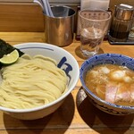 つじ田 - 特製つけ麺(1,310円)と大盛(150円)。
      麺線が揃ってて綺麗なビジュアルです♪✧ \\(°∀°)// ✧