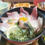 みなと食堂 - カンパチ海鮮丼