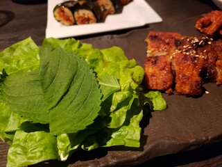 Bokuden - ピリ辛チキン焼き　サンチュ添え