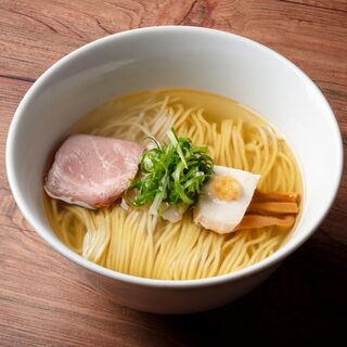 上品な味わいが人気の淡麗スープの「塩そば」