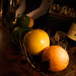 バーポラリス - カクテルになる刻を待つ、フルーツたち