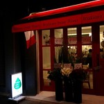 Italian bar Riso - 赤い屋根とイタリア国旗が目印です