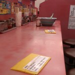 山岡家 - ワンオのペオバチャン、食べ終えて帰った前客の丼を下げる余裕もなく…