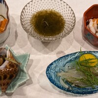 すし海 - 左上から、ホタテの松前漬け、もずく酢、白子ポン酢、左下は、つぶ、白魚