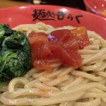 Mendokoro Kiraku - 生のトマトが良い仕事をしてくれます。
                        スープに入れるなり、麺と共に味わうなり