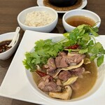 四川 郷土菜 シャンバァロウ - 骨付きラム肉薄塩煮 唐辛子ソース添え（連鍋羊肉湯） 1600円