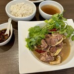 四川 郷土菜 シャンバァロウ - 骨付きラム肉薄塩煮 唐辛子ソース添え（連鍋羊肉湯） 1600円
