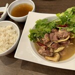 四川 郷土菜 シャンバァロウ - 骨付きラム肉薄塩煮 唐辛子ソース添え（連鍋羊肉湯） 1600円