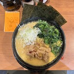 横浜家系ラーメン 矢中家 - ピリ辛もつ煮ラーメン[ほうれん草増し]