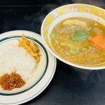 Curry Tamasii Destroyer - 納豆挽肉+辛さ5番+やわらか羊ﾊｰﾌ+牛角煮ﾊｰﾌ+ライス極小+アチャール+福神漬+会員証=¥1,550❣️
