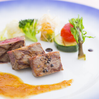 Savor delicious dishes that incorporate Japanese elements and go beyond the boundaries of French cuisine cuisine.