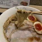 229247753 - 麺が大阪では少し珍しく、摩擦を感じる感じ。スープ絡みが良い！