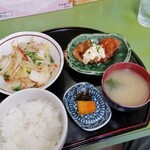 Shokujidokoro Kojika - 肉野菜炒めとチキンなんばん定食 980円