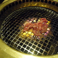 焼肉の龍園 小倉本店 - 網で焼いて…