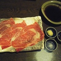 焼肉の龍園 小倉本店 - タレと薬味が余りそう…。（このほかに生玉子まであります。）