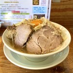 替玉無双 豚ざむらい - ・小豚ざむらい 太麺200g 1,100円/税込
            (醤油、わしわし、硬い、濃いめ、にんにく増し、背脂増し)
            ・生卵 120円/税込