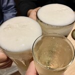 すし酒場 魚あるき - 最初の3人による「生ビールジョッキ（税込￥630）」「なみなみスパークリング」のカンパーイ！