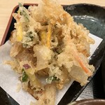 味奈登庵 - いろいろな野菜の天ぷらを、ひと口づつ食べられるみたいで嬉しい！ひとつひとつの野菜がほろほろとバラけてくれますので。揚げたて！