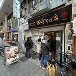 田中そば店  - 11:30店外風景(並び4名)