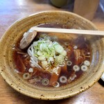 Menkui Ya - ◯醤油ラーメン
                        10年ほど前に食べた時は『うわ〜、辛❕』と
                        言ってしまうほど醤油辛かったけれど
                        現在はそこまで醤油辛くはなく、多少濃いめな味わい