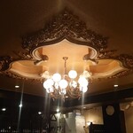 珈琲 王城 - シャンデリア。天井の装飾すごい。