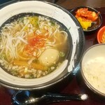 麺匠はな美 - あっさり天然塩ラーメンとキムチとつぼ漬けと揚げギョウザとご飯