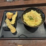 讃岐うどん大使 東京麺通団 - 釜玉バターM&鶏、えび、ちくわ