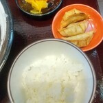 麺匠はな美 - キムチとつぼ漬けと揚げギョウザとご飯