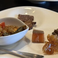 開化亭 - 前菜プレートで胃袋を鷲掴みにされました。滑らかな豆腐とピータンの相性の良さ、クラゲはこのカットでいただくのは初めて！ゴリゴリと食感が楽しい
